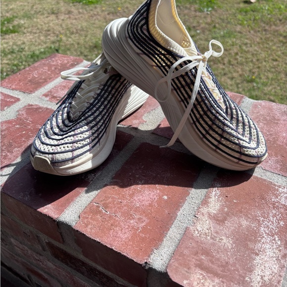 EUC APL Techloom Running Shoes. Stylish Cream Patterned Sneakers. Size 7.5 - Picture 9 of 9